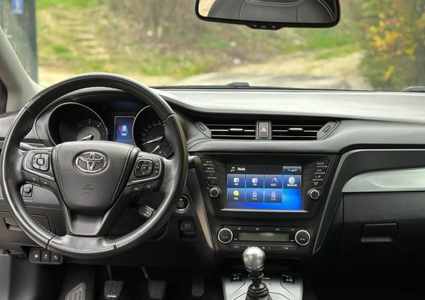 Toyota Avensis cena 66900 przebieg: 106000, rok produkcji 2018 z Kraków małe 121
